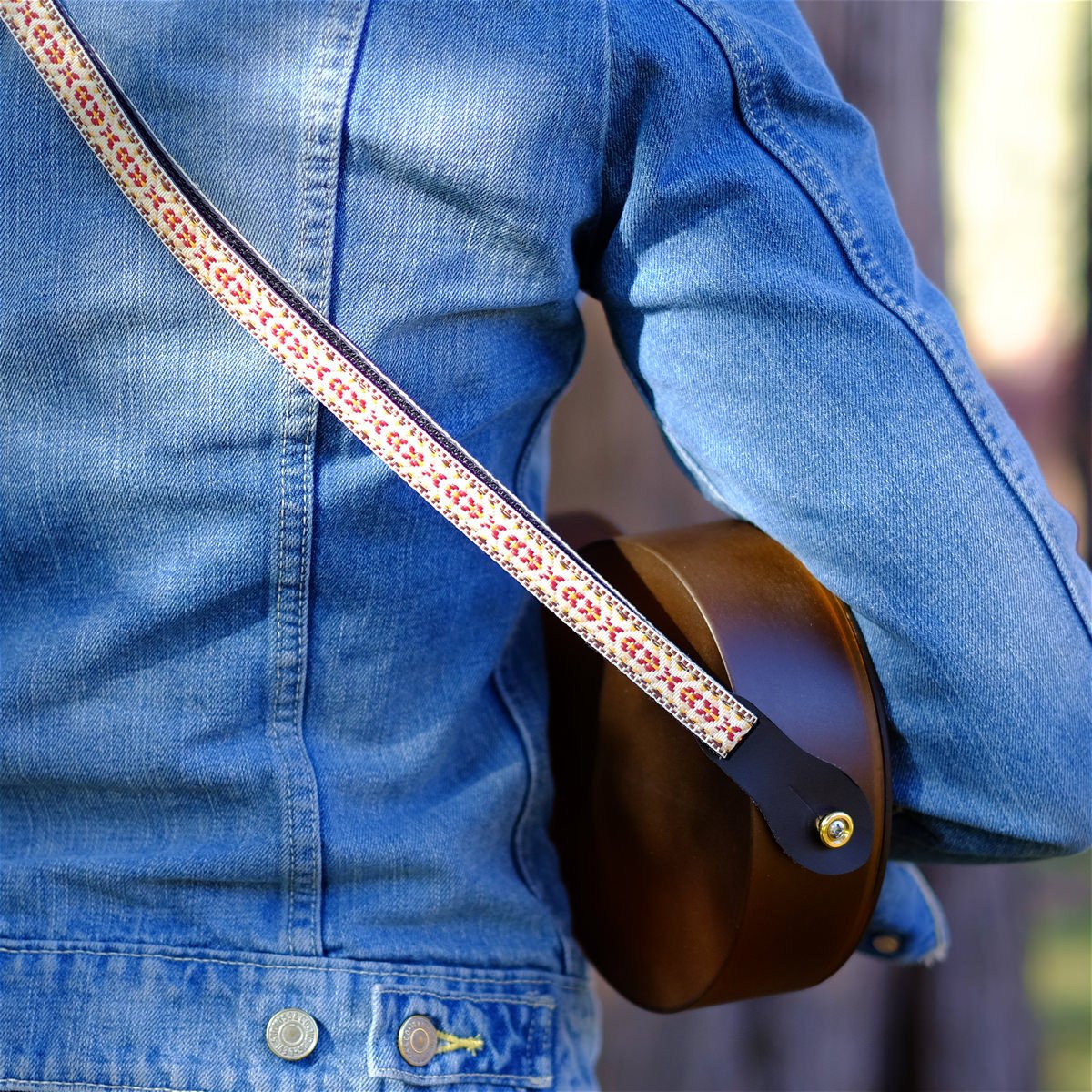 How to attach a strap to a guitar - Levys Leathers